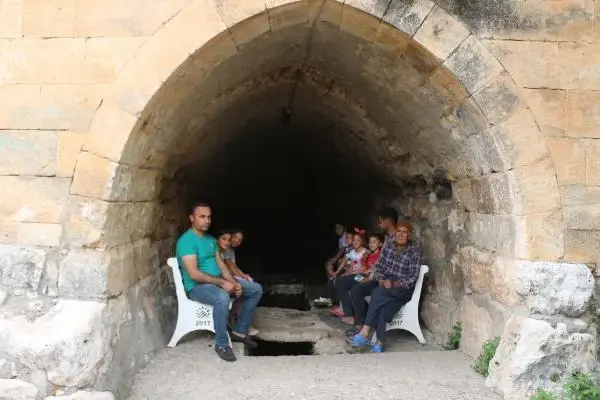 ADIYAMAN 4'ÜNCÜ MURAT'IN YAPTIRDIĞI CAMİNİN ALTINDAN AKAN SUDA SERİNLİYORLAR ADIYAMAN 4'ÜNCÜ MURAT'IN YAPTIRDIĞI CAMİNİN ALTINDAN AKAN SUDA SERİNLİYORLAR