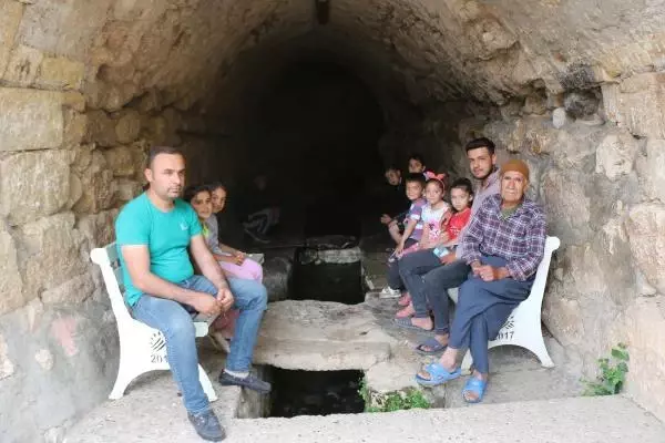 ADIYAMAN 4'ÜNCÜ MURAT'IN YAPTIRDIĞI CAMİNİN ALTINDAN AKAN SUDA SERİNLİYORLAR ADIYAMAN 4'ÜNCÜ MURAT'IN YAPTIRDIĞI CAMİNİN ALTINDAN AKAN SUDA SERİNLİYORLAR
