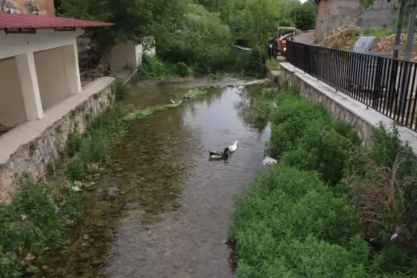 ADIYAMAN 4'ÜNCÜ MURAT'IN YAPTIRDIĞI CAMİNİN ALTINDAN AKAN SUDA SERİNLİYORLAR ADIYAMAN 4'ÜNCÜ MURAT'IN YAPTIRDIĞI CAMİNİN ALTINDAN AKAN SUDA SERİNLİYORLAR