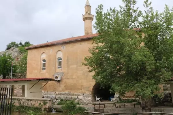 ADIYAMAN 4'ÜNCÜ MURAT'IN YAPTIRDIĞI CAMİNİN ALTINDAN AKAN SUDA SERİNLİYORLAR ADIYAMAN 4'ÜNCÜ MURAT'IN YAPTIRDIĞI CAMİNİN ALTINDAN AKAN SUDA SERİNLİYORLAR