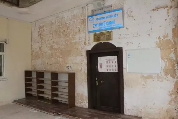 ADIYAMAN 4'ÜNCÜ MURAT'IN YAPTIRDIĞI CAMİNİN ALTINDAN AKAN SUDA SERİNLİYORLAR ADIYAMAN 4'ÜNCÜ MURAT'IN YAPTIRDIĞI CAMİNİN ALTINDAN AKAN SUDA SERİNLİYORLAR