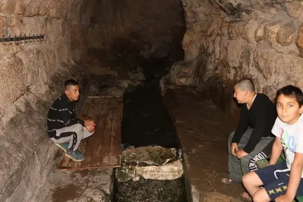 ADIYAMAN 4'ÜNCÜ MURAT'IN YAPTIRDIĞI CAMİNİN ALTINDAN AKAN SUDA SERİNLİYORLAR ADIYAMAN 4'ÜNCÜ MURAT'IN YAPTIRDIĞI CAMİNİN ALTINDAN AKAN SUDA SERİNLİYORLAR