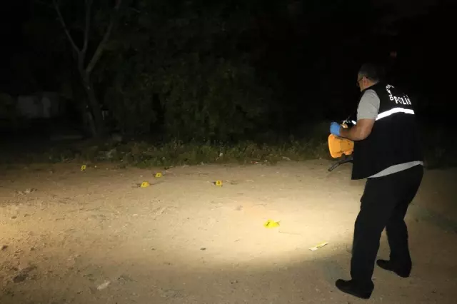 Son dakika haber... Adana'da sokak ortasında silahlı kavga: 1 yaralı Son dakika haber... Adana'da sokak ortasında silahlı kavga: 1 yaralı