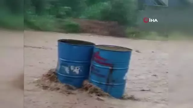 Adana'yı vuran sağanak yağışta ilginç diyalog: 'Neco sel'e giden geri gel geri gel' diyerek uyardı Adana'yı vuran sağanak yağışta ilginç diyalog: 'Neco sel'e giden geri gel geri gel' diyerek uyardı
