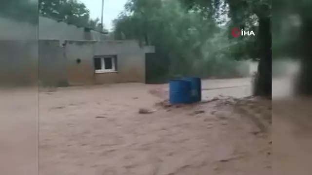 Adana'yı vuran sağanak yağışta ilginç diyalog: 'Neco sel'e giden geri gel geri gel' diyerek uyardı Adana'yı vuran sağanak yağışta ilginç diyalog: 'Neco sel'e giden geri gel geri gel' diyerek uyardı