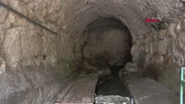 ADIYAMAN 4'ÜNCÜ MURAT'IN YAPTIRDIĞI CAMİNİN ALTINDAN AKAN SUDA SERİNLİYORLAR ADIYAMAN 4'ÜNCÜ MURAT'IN YAPTIRDIĞI CAMİNİN ALTINDAN AKAN SUDA SERİNLİYORLAR