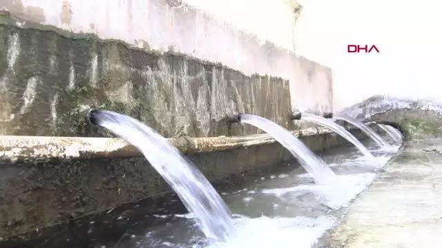ADIYAMAN 4'ÜNCÜ MURAT'IN YAPTIRDIĞI CAMİNİN ALTINDAN AKAN SUDA SERİNLİYORLAR ADIYAMAN 4'ÜNCÜ MURAT'IN YAPTIRDIĞI CAMİNİN ALTINDAN AKAN SUDA SERİNLİYORLAR