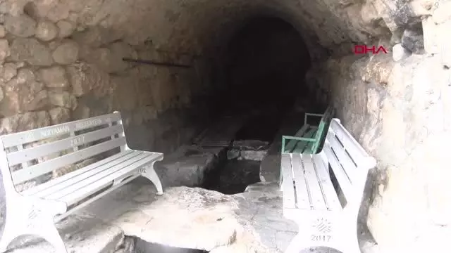 ADIYAMAN 4'ÜNCÜ MURAT'IN YAPTIRDIĞI CAMİNİN ALTINDAN AKAN SUDA SERİNLİYORLAR ADIYAMAN 4'ÜNCÜ MURAT'IN YAPTIRDIĞI CAMİNİN ALTINDAN AKAN SUDA SERİNLİYORLAR