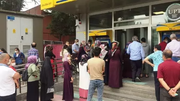 ADIYAMAN'DA PTT ŞUBESİ ÖNÜNDE KUYRUK ADIYAMAN'DA PTT ŞUBESİ ÖNÜNDE KUYRUK