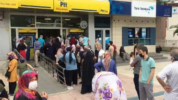 ADIYAMAN'DA PTT ŞUBESİ ÖNÜNDE KUYRUK