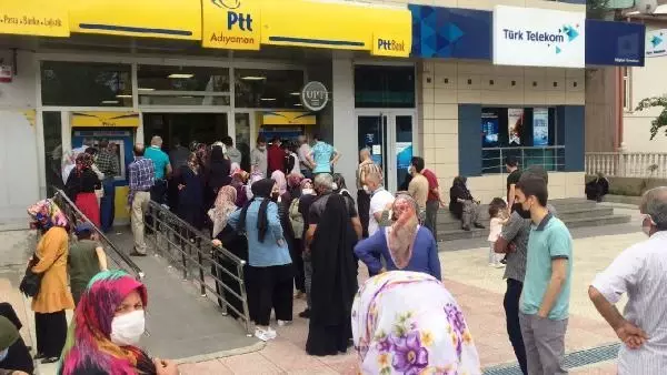 ADIYAMAN'DA PTT ŞUBESİ ÖNÜNDE KUYRUK