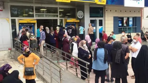 ADIYAMAN'DA PTT ŞUBESİ ÖNÜNDE KUYRUK