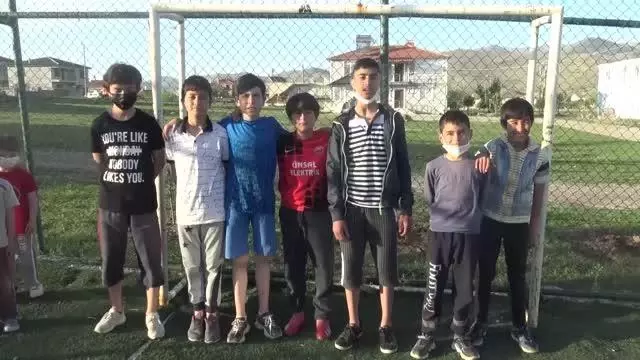 Son dakika haber: AFYONKARAHİSAR - Çocuklar çektikleri videoyla belediye başkanından halı sahalarını yenileme sözü aldı Son dakika haber: AFYONKARAHİSAR - Çocuklar çektikleri videoyla belediye başkanından halı sahalarını yenileme sözü aldı