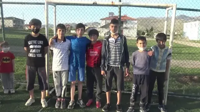 Son dakika haber: AFYONKARAHİSAR - Çocuklar çektikleri videoyla belediye başkanından halı sahalarını yenileme sözü aldı Son dakika haber: AFYONKARAHİSAR - Çocuklar çektikleri videoyla belediye başkanından halı sahalarını yenileme sözü aldı
