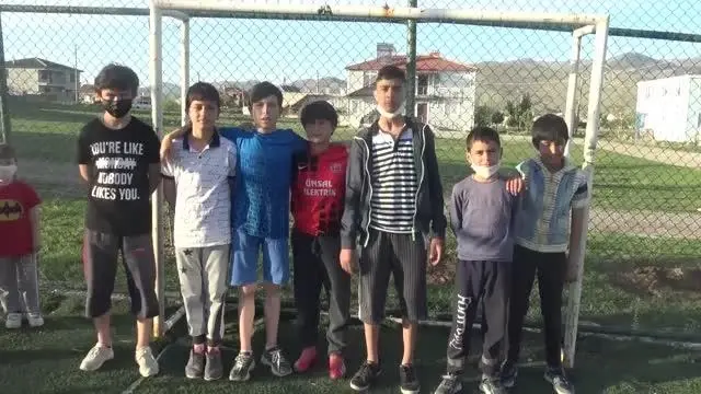 Son dakika haber: AFYONKARAHİSAR - Çocuklar çektikleri videoyla belediye başkanından halı sahalarını yenileme sözü aldı Son dakika haber: AFYONKARAHİSAR - Çocuklar çektikleri videoyla belediye başkanından halı sahalarını yenileme sözü aldı