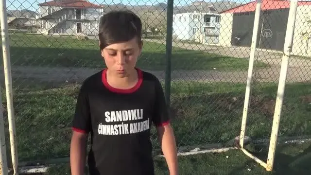 Son dakika haber: AFYONKARAHİSAR - Çocuklar çektikleri videoyla belediye başkanından halı sahalarını yenileme sözü aldı Son dakika haber: AFYONKARAHİSAR - Çocuklar çektikleri videoyla belediye başkanından halı sahalarını yenileme sözü aldı