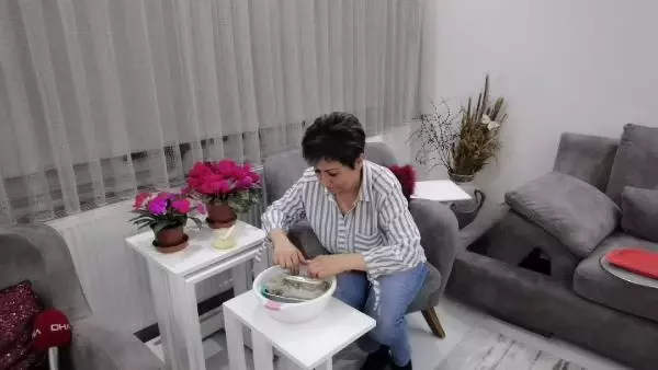 Anneleri ölen 6 kırlangıcı şırıngayla besliyor