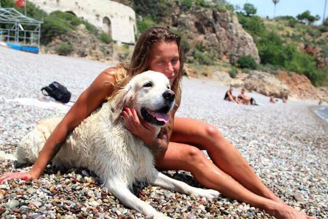 Antalya sahilleri onlara kaldı! Rus turist, köpeğini de 9 kilometre uçak yolculuyla tatile getirdi Antalya sahilleri onlara kaldı! Rus turist, köpeğini de 9 kilometre uçak yolculuyla tatile getirdi