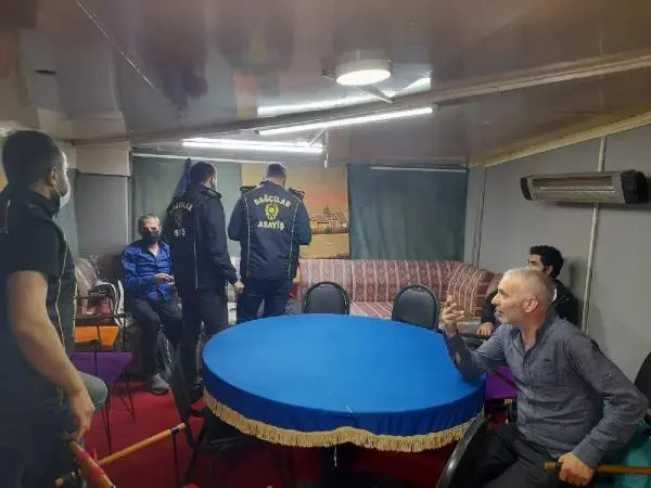 BAĞCILAR'DA 6 MEKANA KUMAR BASKINI; 95 KİŞİYE 329 BİN 555 TL PARA CEZASI BAĞCILAR'DA 6 MEKANA KUMAR BASKINI; 95 KİŞİYE 329 BİN 555 TL PARA CEZASI