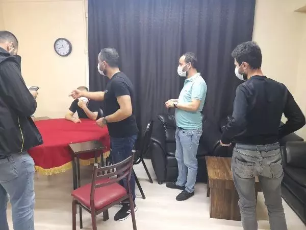 BAĞCILAR'DA 6 MEKANA KUMAR BASKINI; 95 KİŞİYE 329 BİN 555 TL PARA CEZASI BAĞCILAR'DA 6 MEKANA KUMAR BASKINI; 95 KİŞİYE 329 BİN 555 TL PARA CEZASI