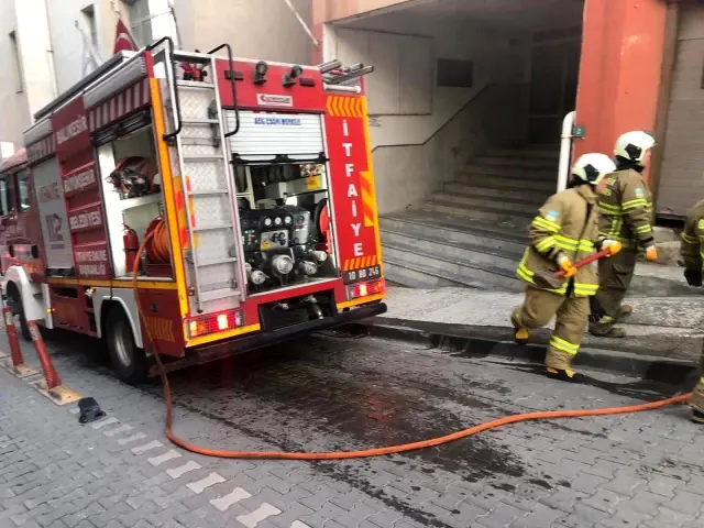 Balıkesir'de kargo deposunda yangın Balıkesir'de kargo deposunda yangın