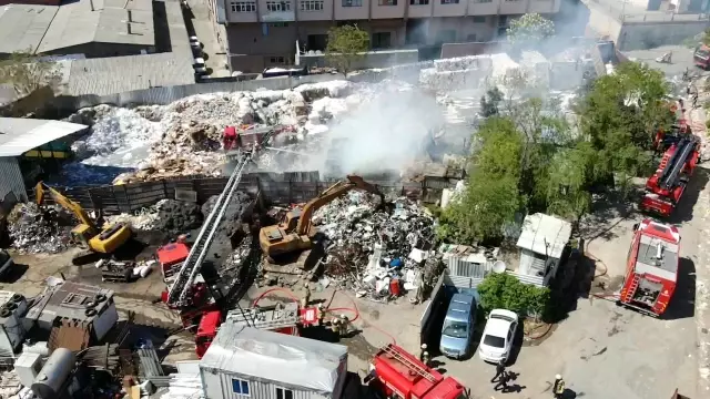 Son dakika haberi | Bayrampaşa'da kağıt deposunda yangın Son dakika haberi | Bayrampaşa'da kağıt deposunda yangın