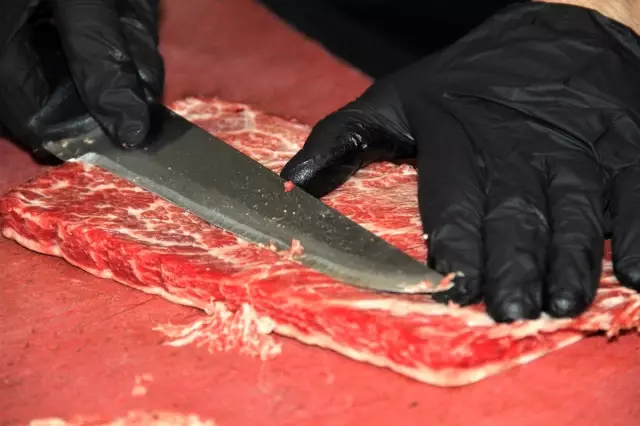 1,5 dakikada pişiyor! İzmirli kasap kilosu 10 bin liradan et satıyor