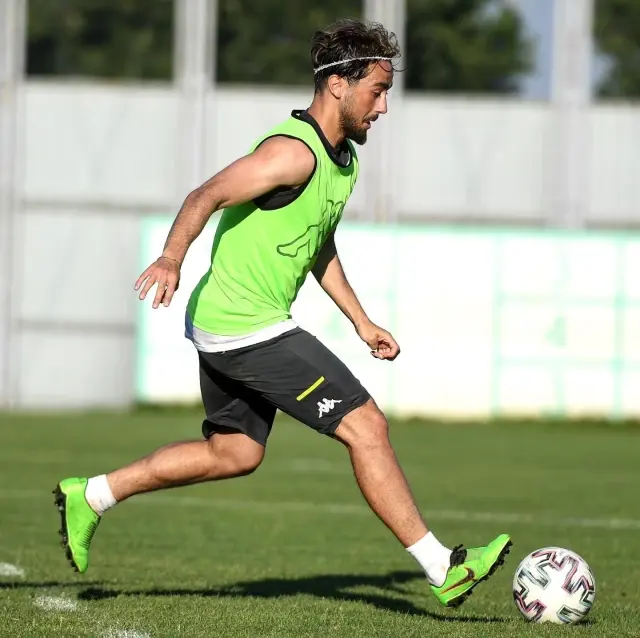 Bursaspor'da Keçiörengücü maçı hazırlıklarına ayak tenisi oynayarak devam etti Bursaspor'da Keçiörengücü maçı hazırlıklarına ayak tenisi oynayarak devam etti