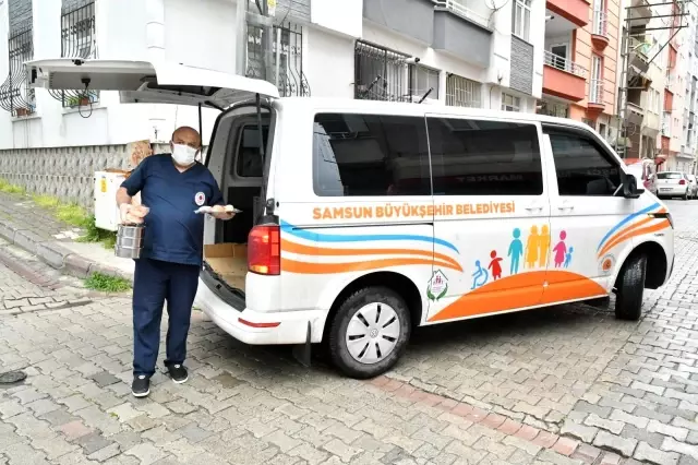 Samsun Büyükşehir Belediyesinden ihtiyaç sahibi ailelere iki öğün yemek servisi Samsun Büyükşehir Belediyesinden ihtiyaç sahibi ailelere iki öğün yemek servisi