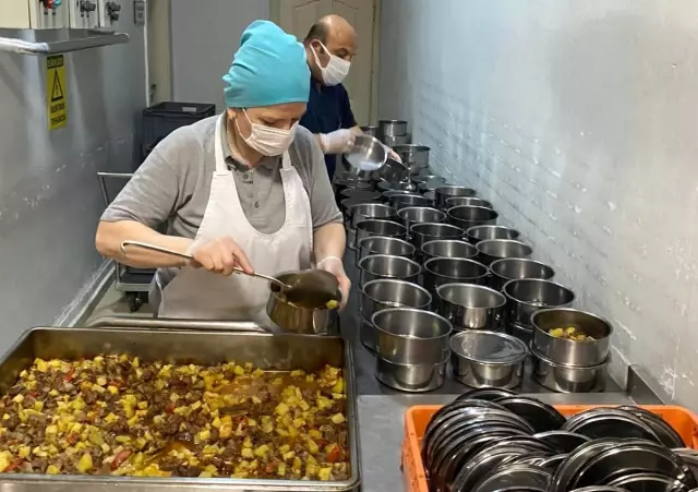 Samsun Büyükşehir Belediyesinden ihtiyaç sahibi ailelere iki öğün yemek servisi Samsun Büyükşehir Belediyesinden ihtiyaç sahibi ailelere iki öğün yemek servisi