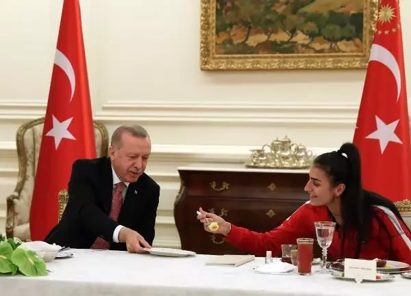 Son Dakika | Cumhurbaşkanı Erdoğan, Avrupa ve Dünya şampiyonalarında madalya kazanan milli sporcularla covid önlemlerinin alındığı iftarda bir araya geldi Son Dakika | Cumhurbaşkanı Erdoğan, Avrupa ve Dünya şampiyonalarında madalya kazanan milli sporcularla covid önlemlerinin alındığı iftarda bir araya geldi