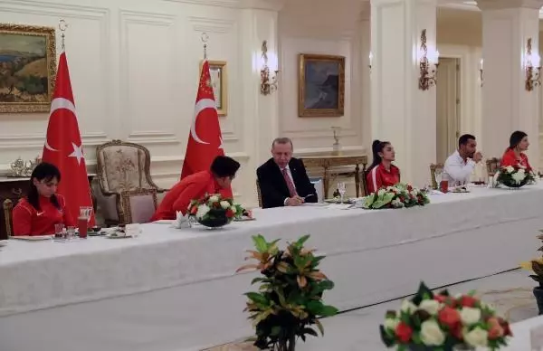 Son Dakika | Cumhurbaşkanı Erdoğan, Avrupa ve Dünya şampiyonalarında madalya kazanan milli sporcularla covid önlemlerinin alındığı iftarda bir araya geldi Son Dakika | Cumhurbaşkanı Erdoğan, Avrupa ve Dünya şampiyonalarında madalya kazanan milli sporcularla covid önlemlerinin alındığı iftarda bir araya geldi