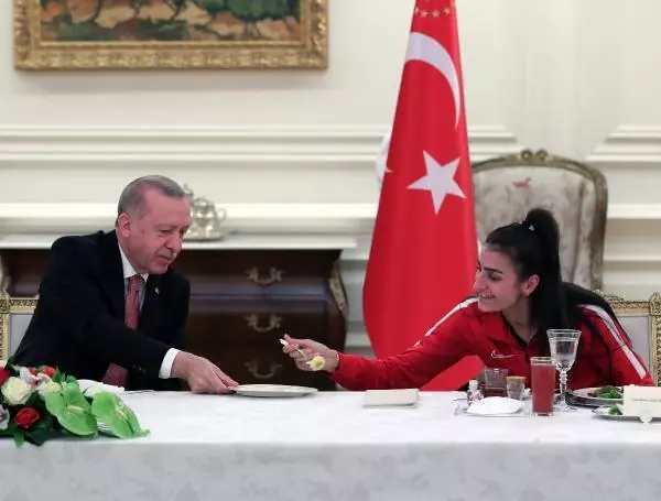 Son Dakika | Cumhurbaşkanı Erdoğan, Avrupa ve Dünya şampiyonalarında madalya kazanan milli sporcularla covid önlemlerinin alındığı iftarda bir araya geldi Son Dakika | Cumhurbaşkanı Erdoğan, Avrupa ve Dünya şampiyonalarında madalya kazanan milli sporcularla covid önlemlerinin alındığı iftarda bir araya geldi