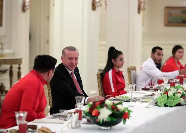 Son Dakika | Cumhurbaşkanı Erdoğan, Avrupa ve Dünya şampiyonalarında madalya kazanan milli sporcularla covid önlemlerinin alındığı iftarda bir araya geldi Son Dakika | Cumhurbaşkanı Erdoğan, Avrupa ve Dünya şampiyonalarında madalya kazanan milli sporcularla covid önlemlerinin alındığı iftarda bir araya geldi