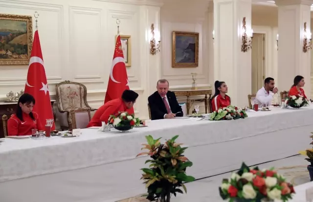 Son dakika! Cumhurbaşkanı Erdoğan, sporcularla iftar yaptı Son dakika! Cumhurbaşkanı Erdoğan, sporcularla iftar yaptı