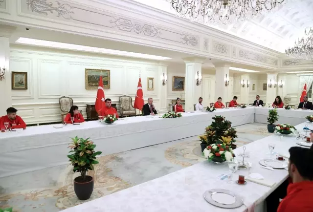 Son dakika! Cumhurbaşkanı Erdoğan, sporcularla iftar yaptı Son dakika! Cumhurbaşkanı Erdoğan, sporcularla iftar yaptı