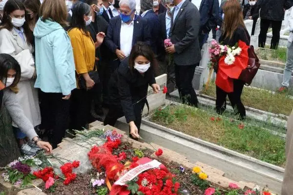Deniz Gezmiş ve arkadaşları mezarları başında anıldı Deniz Gezmiş ve arkadaşları mezarları başında anıldı