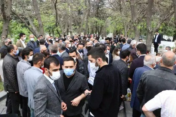 Deniz Gezmiş ve arkadaşları mezarları başında anıldı Deniz Gezmiş ve arkadaşları mezarları başında anıldı