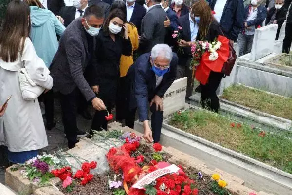 Deniz Gezmiş ve arkadaşları mezarları başında anıldı Deniz Gezmiş ve arkadaşları mezarları başında anıldı