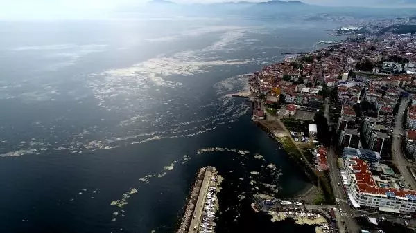DENİZ SALYASIYLA KAPLANAN MUDANYA YAT LİMANI, HAVADAN GÖRÜNTÜLENDİ DENİZ SALYASIYLA KAPLANAN MUDANYA YAT LİMANI, HAVADAN GÖRÜNTÜLENDİ