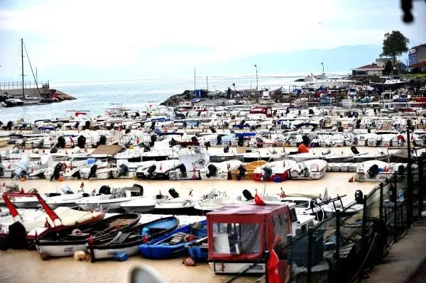 DENİZ SALYASIYLA KAPLANAN MUDANYA YAT LİMANI, HAVADAN GÖRÜNTÜLENDİ DENİZ SALYASIYLA KAPLANAN MUDANYA YAT LİMANI, HAVADAN GÖRÜNTÜLENDİ