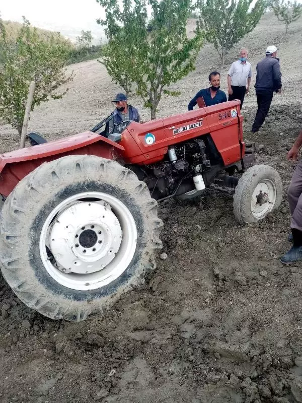 Devrilen traktörün altında kalan çiftçi ağır yaralandı Devrilen traktörün altında kalan çiftçi ağır yaralandı