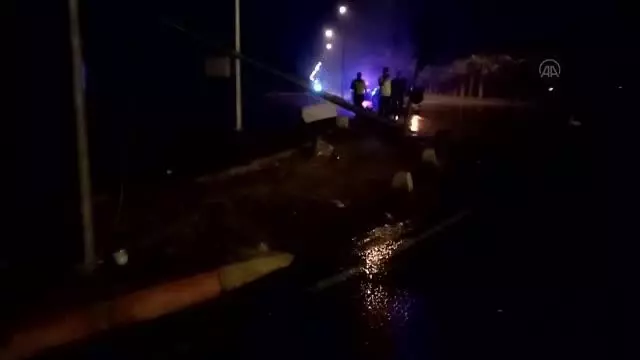 Elektrik direğine çarpan otomobildeki 2 kişi yaralandı Elektrik direğine çarpan otomobildeki 2 kişi yaralandı