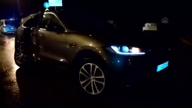 Elektrik direğine çarpan otomobildeki 2 kişi yaralandı Elektrik direğine çarpan otomobildeki 2 kişi yaralandı
