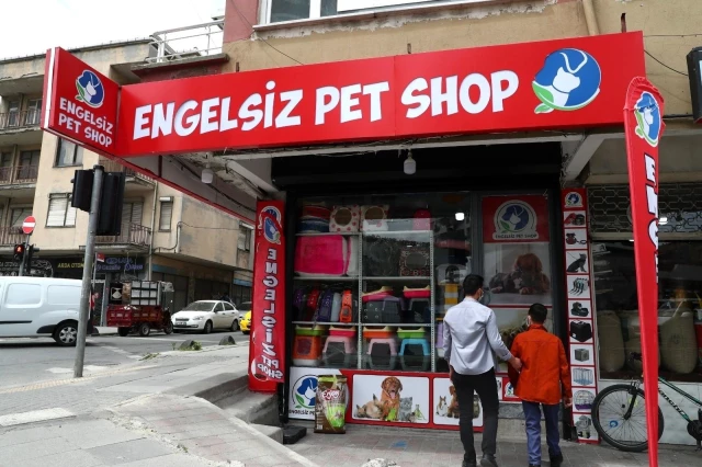 Engelleri aşan iki arkadaş birlikte 'Engelsiz Pet Shop' açtı
