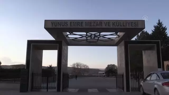 Büyük tasavvuf ve halk şairi Yunus Emre kabri başında anıldı Büyük tasavvuf ve halk şairi Yunus Emre kabri başında anıldı