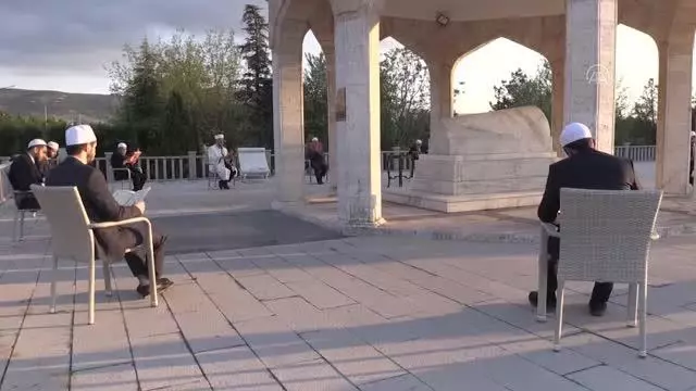 Büyük tasavvuf ve halk şairi Yunus Emre kabri başında anıldı Büyük tasavvuf ve halk şairi Yunus Emre kabri başında anıldı