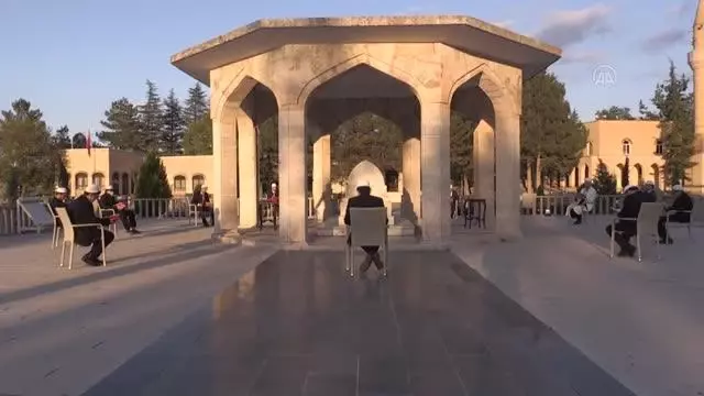 Büyük tasavvuf ve halk şairi Yunus Emre kabri başında anıldı Büyük tasavvuf ve halk şairi Yunus Emre kabri başında anıldı