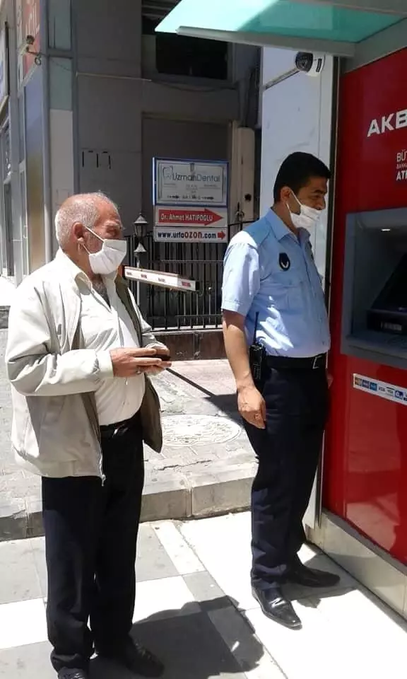 Evde kalan vatandaşların imdadına zabıta yetişiyor Evde kalan vatandaşların imdadına zabıta yetişiyor