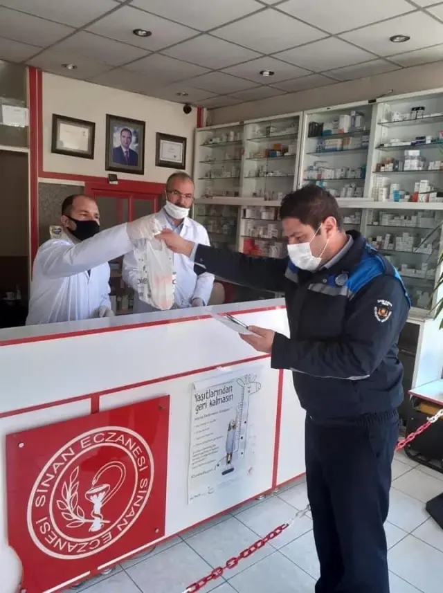 Evde kalan vatandaşların imdadına zabıta yetişiyor Evde kalan vatandaşların imdadına zabıta yetişiyor